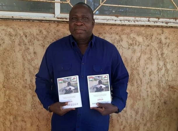 Raymond_Ouedraogo holding the new SUSFISHBook
