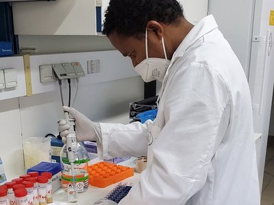 A man working in a laboratory.