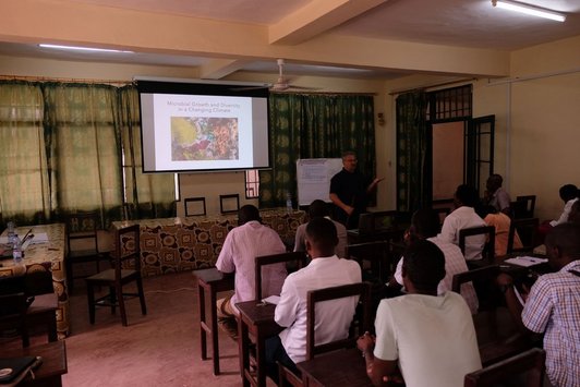 Dr. Andreas Richter giving a presentation in front of students at the University of Kisangani