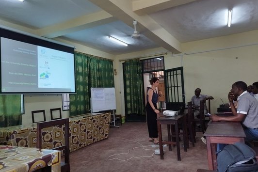 Dr. Lucia Fuchslueger giving a presentation in front of students at the University of Kisangani