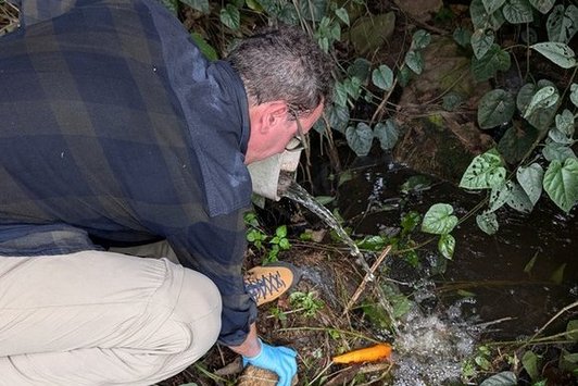 Installation of passive water sampler