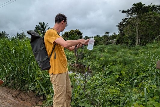 Grab sample collection from open water draining a neighborhood of Lambaréné/Gabun.  
