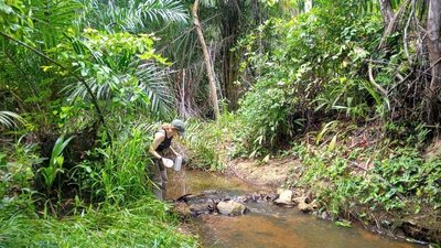 Grab sample collection from open water draining a settlement close to Lambaréné/Gabun.  