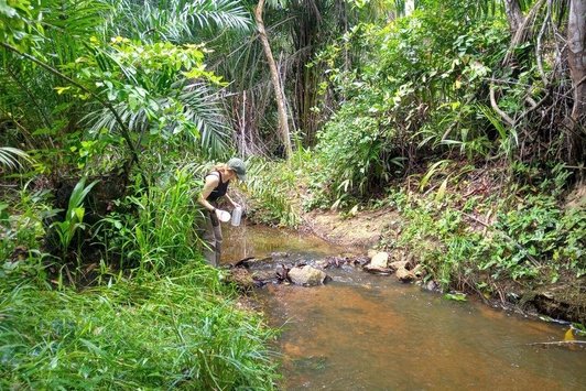 Grab sample collection from open water draining a settlement close to Lambaréné/Gabun.  