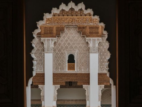Blick durch ein orientalisches Fenster.